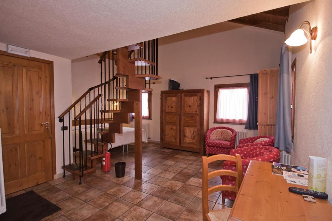 Hotel Meublè Lo Miete Viei à Champoluc Extérieur photo